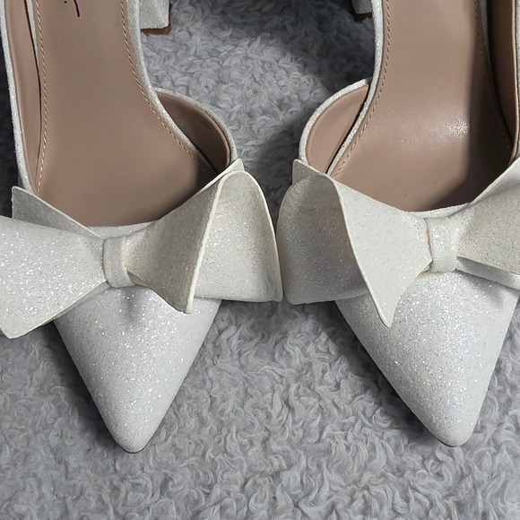Betsey Johnson White Iridescent Sculpted Bow Heels Pumps Wedding Bridal 9M NEW - Picture 6 of 11